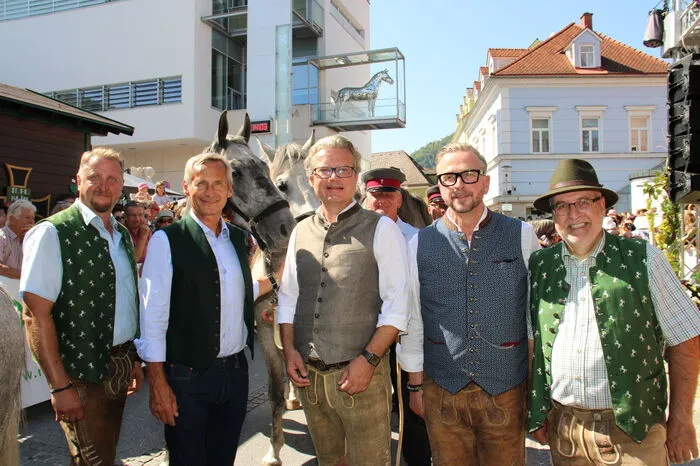 Mit dabei waren auch zahlreiche Ehrengäste, darunter Gestütsleiter Erwin Movia, Alfred Hudler (Geschäftsführer der Spanischen Hofreitschule), Landeshauptmann Christopher Drexler sowie die Bürgermeister Helmut Linhart (Köflach) und Kurt Riemer (Maria Lankowitz, von links)