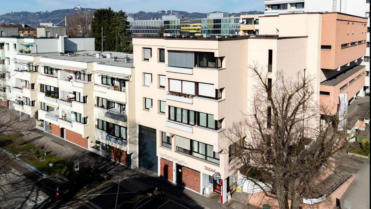 Ein fünfjähriger Bub fiel am Samstagnachmittag in Linz aus einem Fenster eines Mehrparteienhauses und starb