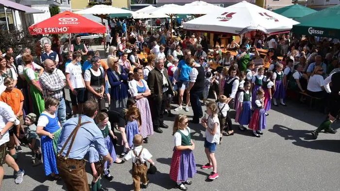 Bei herrlichem Wetter fand Samstag das traditionelle Maisingen rund um dem Marktbrunnen am Mauterner Hauptplatz statt.