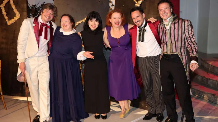Das Ensemble der Sommeroper am Foto von Links: Butor di Lamola: Johannes Hanel, Estella: Izabela "Iza" Kopec, Musikalische Leitung: Nana Masutani, Regie und Bearbeitung: Ulla Pilz, Vittore d`Esprero: Juraj Kuchar und Adolfo di Cuny: Armin Gramer.