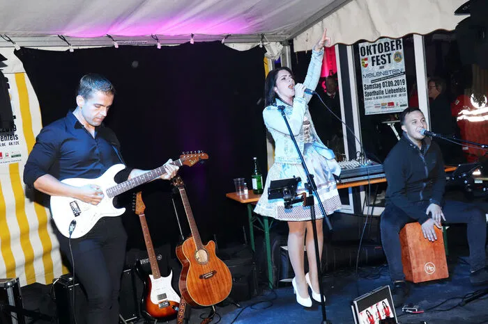 Zu Beginn des Oktoberfestes trat „Tamara’s Acoustic Band“, auf -Anton Korenjak, Tamara Kapeller und David Holzer (am Foto von links).
