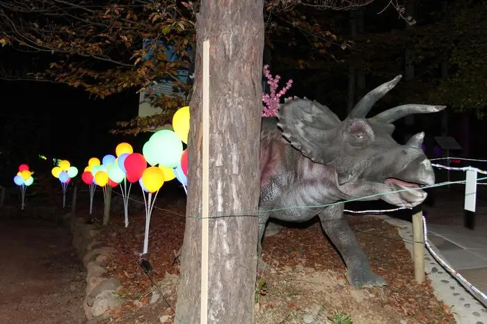 Im Wald verstecken sich zahlreiche Dinosaurier