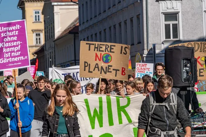 Die Grazer Versammlung begann um ca. 9 Uhr am Mariahilfer Platz. Ab 9.30 Uhr gehen die Teilnehmerinnen und Teilnehmer über den Lendkai und die Keplerbrücke via Glacis, Burgring und Opernring zur Franz-Graf-Allee.