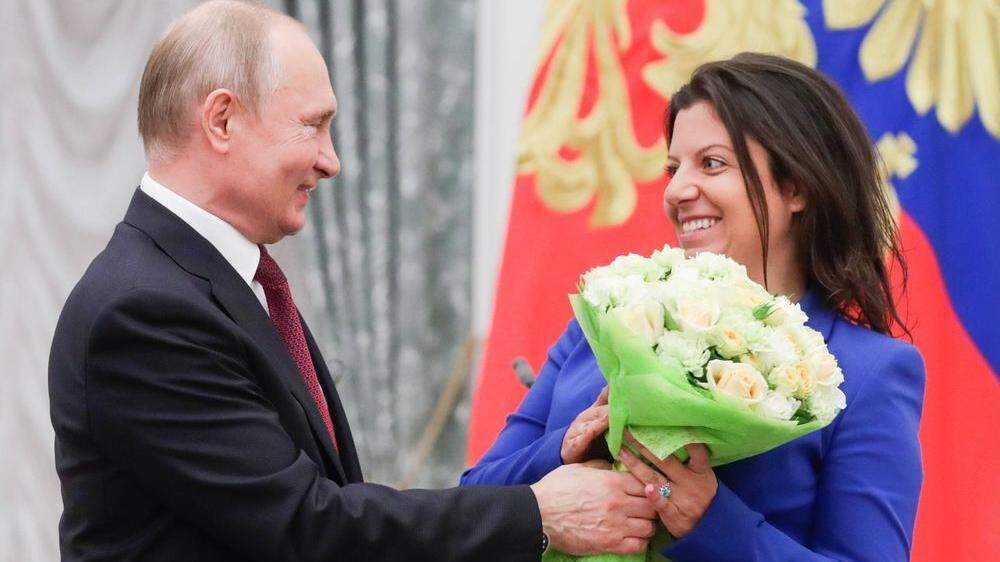 Man versteht sich: Präsident Wladimir Putin und die Chefredakteurin von RT, Margarita Simonyan (Bild aus 2019).