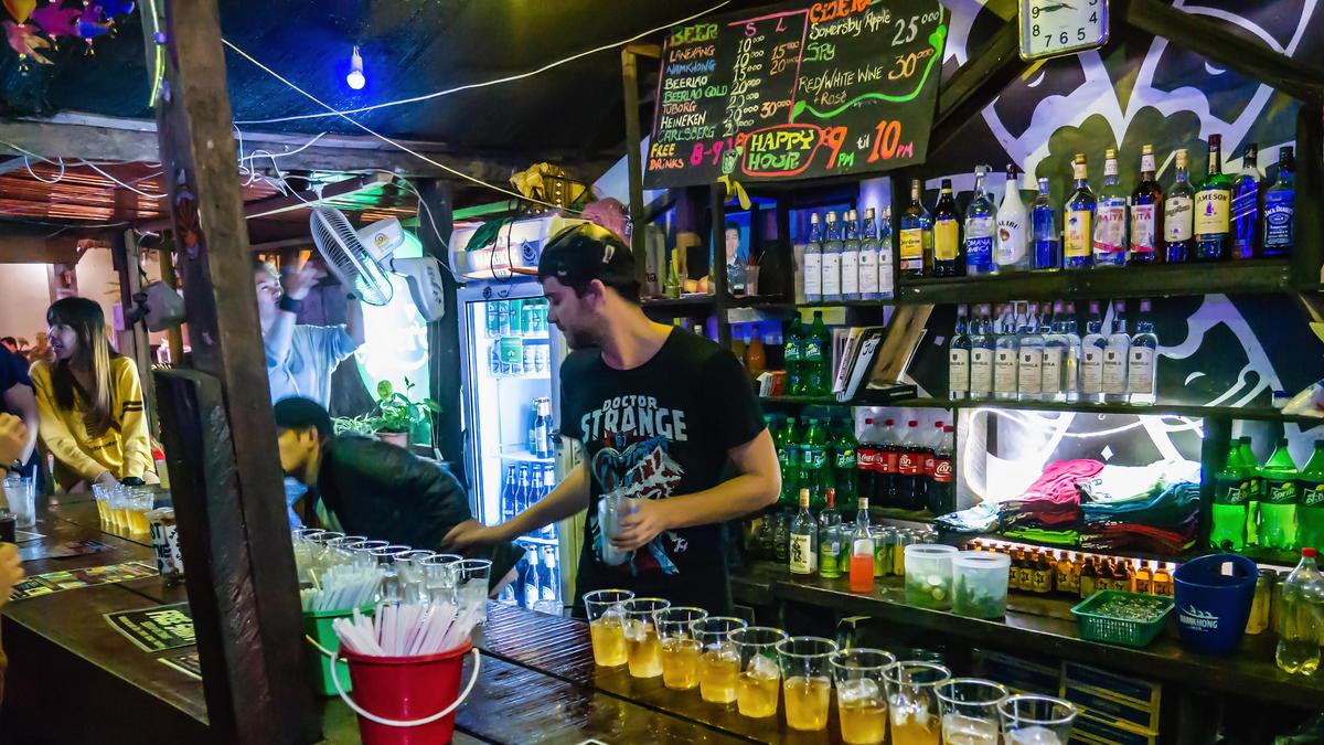 In Vang Vieng wurde an Touristen tödlicher Alkohol ausgeschenkt (Symbolbild)