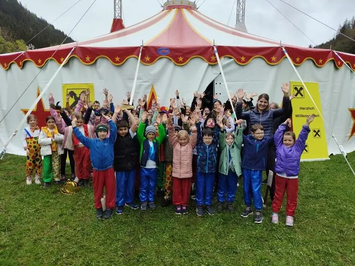 Im Circus Mooncat werden die Kinder zu echten Zirkusakrobatinnen und -akrobaten