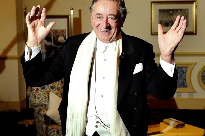 Er darf beim Wiener Opernball, der wohl wichtigsten und glamourösesten gesellschaftlichen Veranstaltung des Landes, einfach nicht fehlen: Richard Lugner – Baumeister, Society-Faktotum und (zweifacher) Kandidat für die Bundespräsidentschaft.