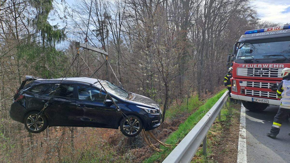 Die FF Kainbach wurde wegen ihres Krans zur Unterstützung bei der Bergung gerufen