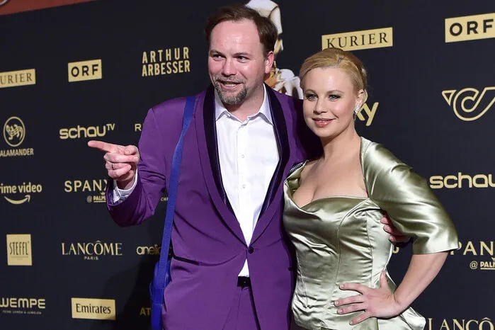 In Lila: Thomas Stipsits mit Ehefrau Katharina Straßer