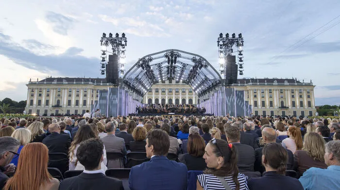 Endlich fand das Sommernachtskonzert vor dem Schloss Schönbrunn in Wien wieder vor Publikum statt.