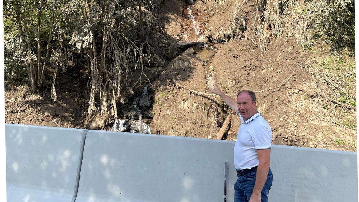 Bürgermeister Bacher an jener Stelle, an der die Mure auf die Straße traf