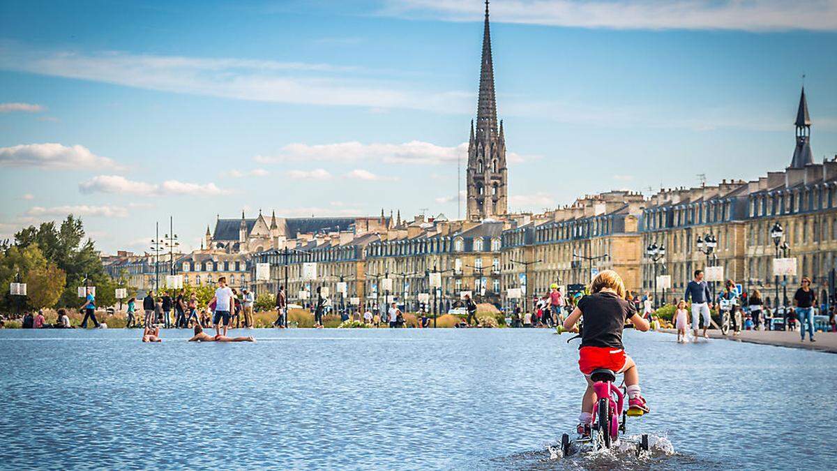 Am Wasserbecken auf der Place de la Bourse lässt es sich in Bordeaux entspannen