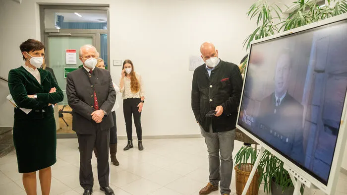 Wegen eines Covid-19-Falles in seinem Umfeld konnte Präsident Franz Titschenbacher gestern nicht in der Kammerzentrale dabei sein. „Wir verstehen dieses Ergebnis als Auftrag und Verpflichtung für die kommenden Jahre“, kommentierte er das Ergebnis. Als besonderen Schwerpunkt für die nächsten Jahre kündigte er die regionale Versorgungssicherheit an. „Irrsinnig stolz auf das tolle Ergebnis“ des Bauernbundes ist Vizepräsidentin Maria Pein (links im Bild mit Bauernbund-Obmann Hans Seitinger) Sie verweist auf ein „perfektes Team“ mit hohem Frauenanteil. „Nicht zufriedenstellend“ sei die geringe Wahlbeteiligung, vor allem beim Briefwahlsystem sieht Pein Veränderungsbedarf.