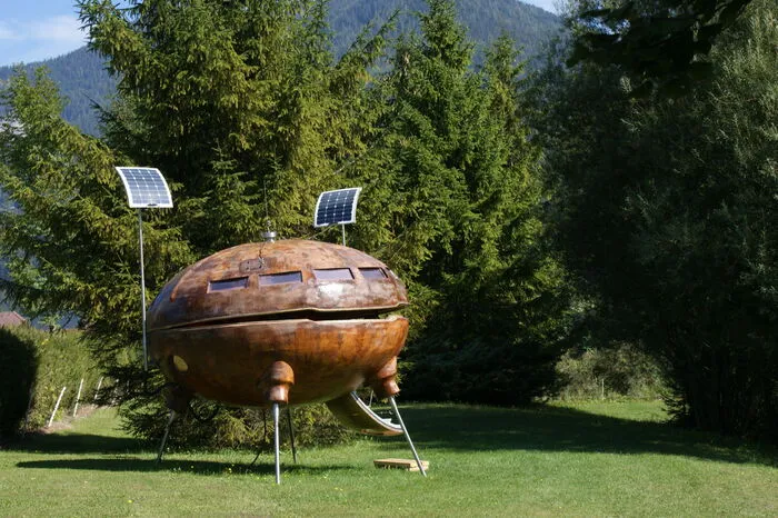 Das UFO strahlt schon von Weitem ein außerirdisches Flair aus.
