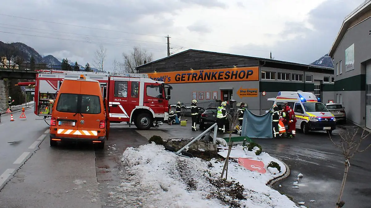 Feuerwehr, Rotes Kreuz und Notarzt befreiten den Lenker aus dem Auto