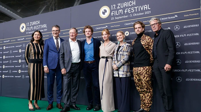 Aufstellung bitte (von links): Mari Russi, Christian Jungen (Künstlerischer Direktor des Zurich Film Festivals), Franz Klammer, Julian Waldner, Valerie Huber, Eva Klammer, Raphael Tschudi und Bernhard Russi