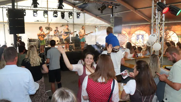 Die überschaubare Zuschauermenge feierte am Sonntagabend mit Chris Steger im Party-Stadl.