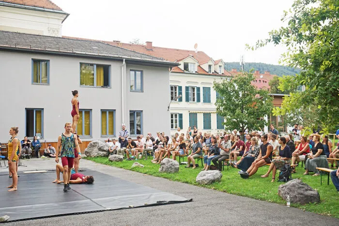 Im Programm "Con Takt" gehen die sechs AkrobatInnen und ein Live-Musiker an ihre Grenzen: kein Backstage, kein Platz zum Verstecken. Gespielt wird nur outdoor ohne Licht und Make-Up.