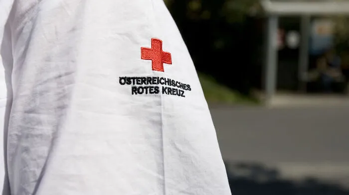 Der Arbeiter wurde vom Roten Kreuz in das Spital gebracht