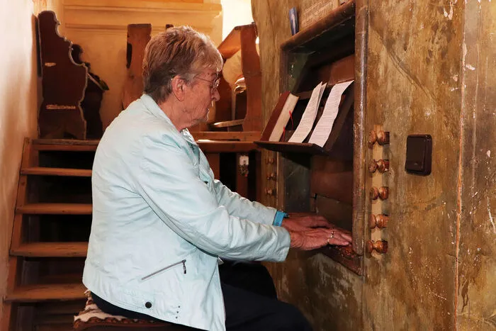 Seite 1995 (26 Jahre) ist Sylvia Peiritsch (81 Jahre) fast jeden Sonntag an der Kirchenorgel zu hören!
