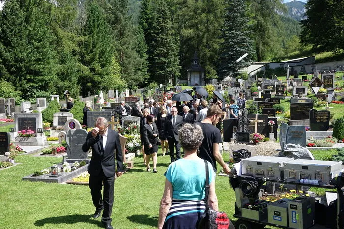 Am Friedhof wird die Figur "Anton" gerade beerdigt.