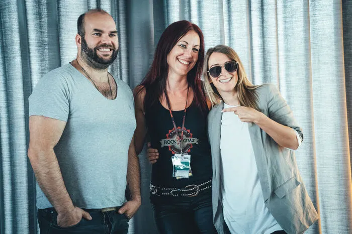Mit Bandkollege Henning Rümenapp war die Guano-Apes-Frontfrau ins Styria Media Center gekommen, wo die beiden für Selfies, Autogramme und Fan-Fragen parat standen.