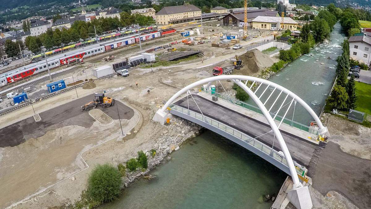 Die neue Stahlverbund-Brücke wurde bereits im Sommer 2019 über die Drau gezogen