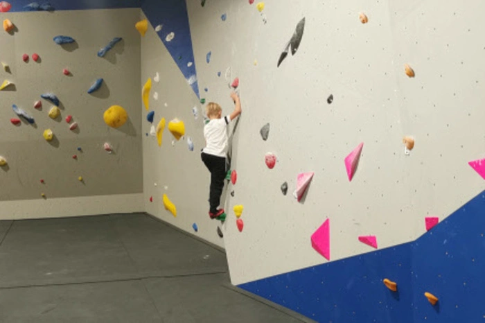 Seine Kletterkünste kann man in der Boulderhalle in Wolfsberg, von Montag bis Freitag, 16 bis 22 Uhr und an den Wochenenden ab 9 Uhr verbessern. Boulderfreunde in Bleiburg können sich an der Wand in der JUFA-Arena probieren. Eine Anmeldung wird empfohlen: 057 083 430.