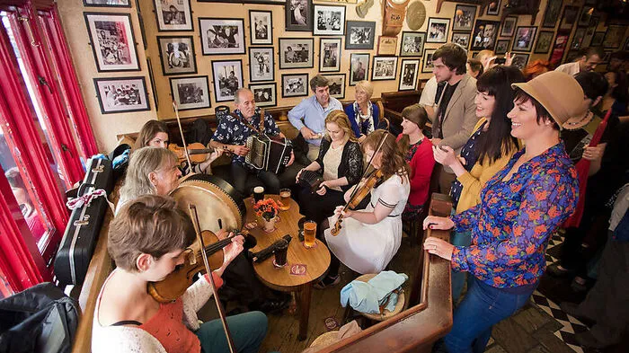 Pubs. Galway ist berühmt für seine Pubszene: Im Tigh Neachtain’s in der Cross Street kann man sich alleine stundenlang damit aufhalten, die liebevolle Dekoration bei einem Craftbeer von Galway Hooker zu studieren. Auf ein Pint sollte man auch im Murphy’s und im Garavan’s vorbeischauen.