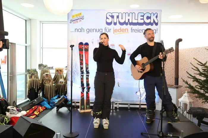 Die Ski-Alpin-Doppelweltmeisterin Lizz Görgl gewann aber nicht nur das Promiskirennen, sondern heizte den anderen RennläuferInnen auch musikalisch ordentlich ein. Als Überraschung gab es für die Dancing Stars Gewinnerin noch einen Sessel auf der Promisesselbahn des Stuhlecks. Dieser trägt nun ihren Namen und natürlich die (Start-)Nummer 16, mit der sie zwei Mal Weltmeisterin wurde.