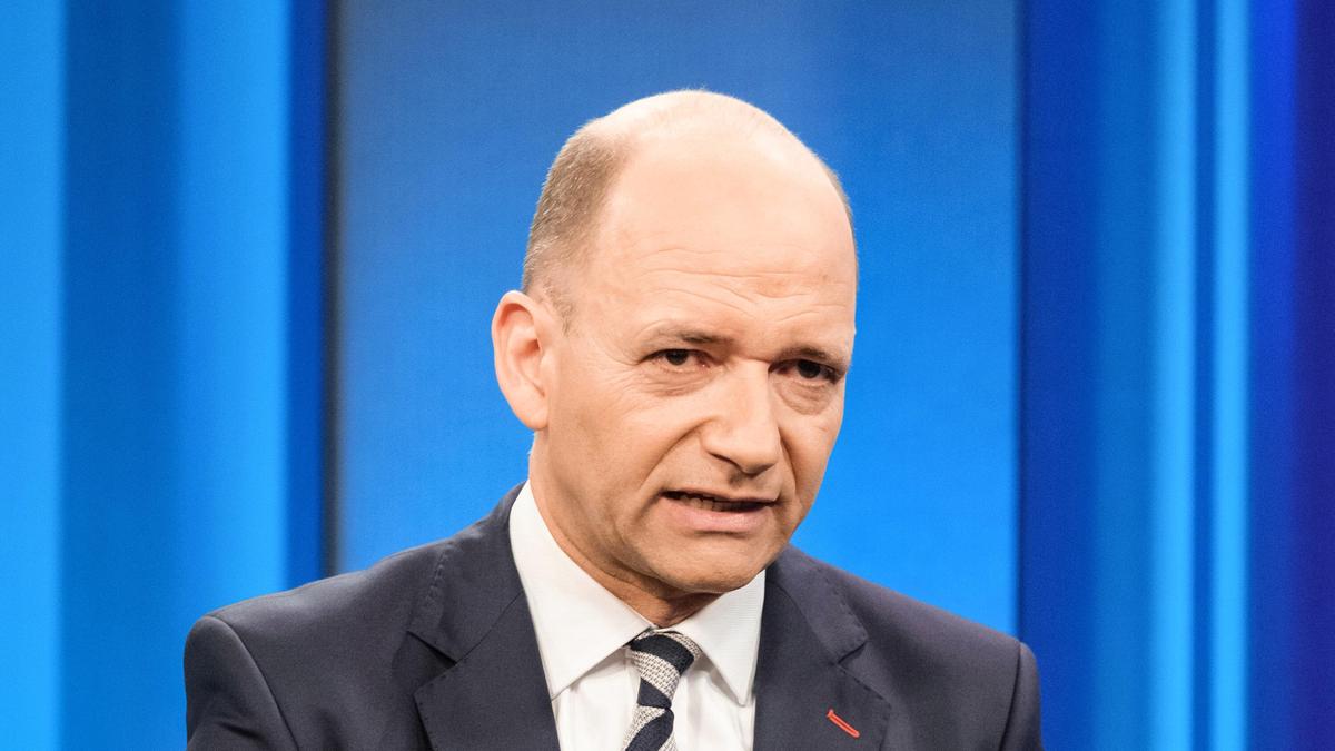 Politikberater Thomas Hofer ordnet die gefälschten Plakate ein und analysiert regelmäßig im TV (hier „Die Runde“ im ORF)