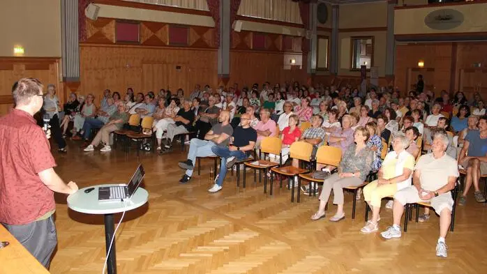 Großes Interesse herrschte beim Vortrag des international renommierten Virologen Florian Krammer in Voitsberg. Aufgrund der zahlreichen Anmeldungen wurde die Veranstaltung des Vereins akzente kurzfristig in die Stadtsäle Voitsberg verlegt.