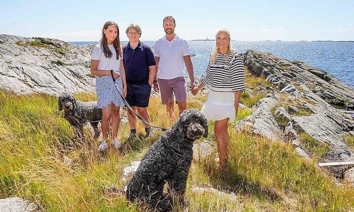 Sonniges Familienleben: Prinzessin Ingrid Alexandra im letzten Sommer mit ihren Eltern, ihrem Bruder Sverre Magnus und den beiden Hunden Milly Kakao und  Muffins Krakebolle beim Familienurlaub  auf der Insel Dvergsoya 