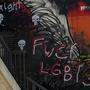 Das schöne Graffiti wurde mit Hassbotschaften vollkommen verunstaltet