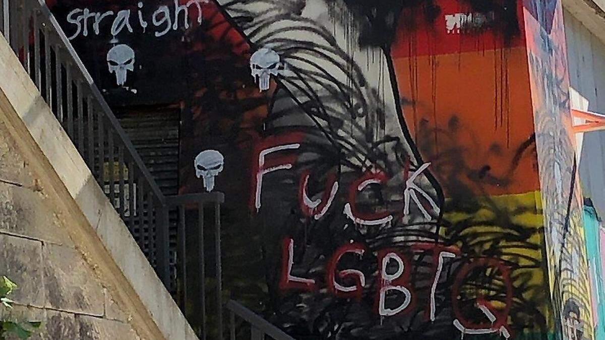 Das schöne Graffiti wurde mit Hassbotschaften vollkommen verunstaltet