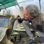 Peter Praschag mit einer Galapagos-Schildkröte in Deutschlandsberg. Die Zukunft von Turtle Island in der Steiermark wackelt 