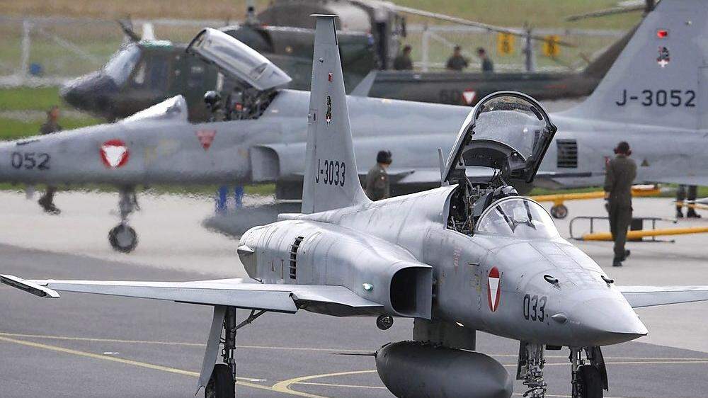 Lückenfüller: Schweizer F-5-Jets mit dem Hoheitszeichen des Bundesheeres