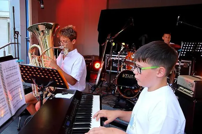 Drei Bands der Musikschule Köflach, die Jugendband „Tinnitus“, die Band der erwachsenen Musikschüler „Blattllutscher & Co KG“ sowie die Lehrerband machten den Köflacher Hauptplatz zur Konzertbühne. 