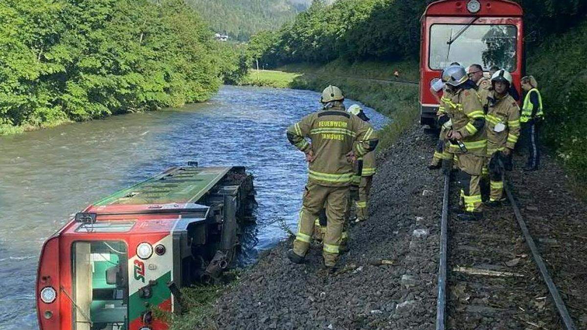 Der Triebwagen liegt noch immer im Fluss