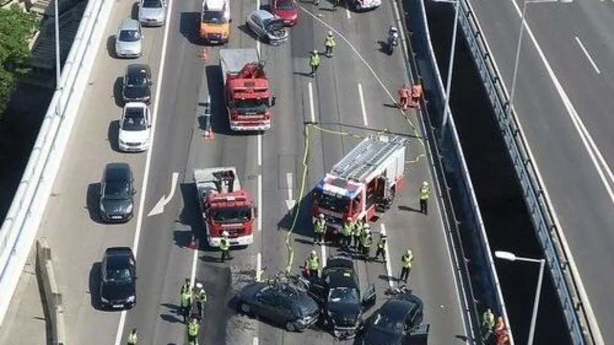 Archivbild: Stau durch Gaffer nach einem Unfall 