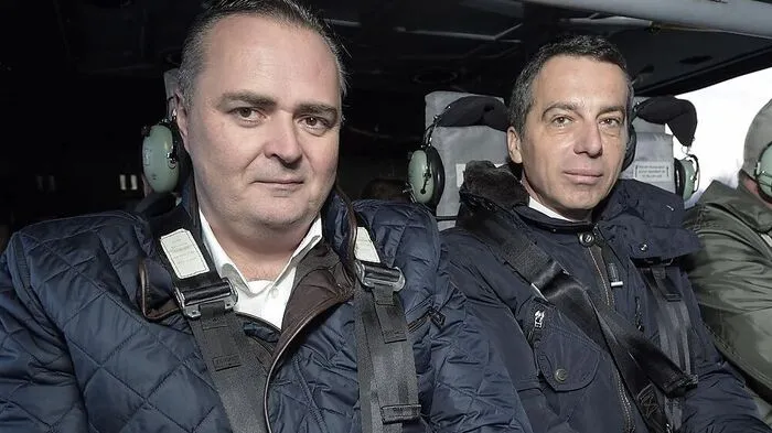Viel Lärm und wenig Platz im Militärhubschrauber: Verteidigungsminister Hans-Peter Doskozil und Kanzler Christian Kern