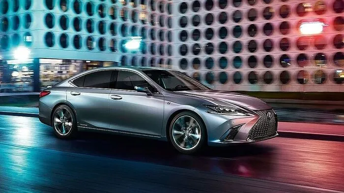 Auf Basis der neuen K-Plattform ist der neue Lexus ES gegenüber dem Vorgänger in Länge, Breite und Spurweite gewachsen, fällt dabei aber niedriger aus.