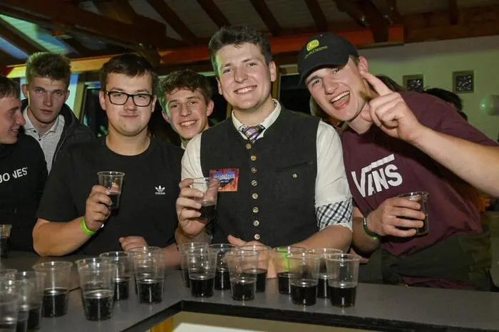 Impressionen vom Entscheid und der Party danach.