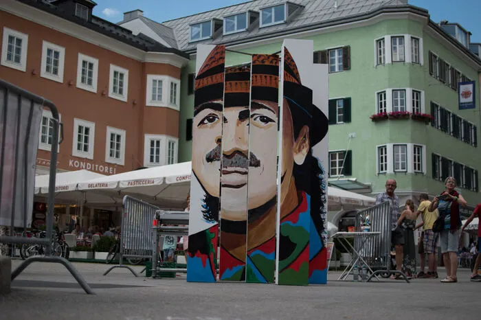 Der Künstler zeichnete weltbekannte Musiker, die schon einmal in Lienz gespielt haben - hier Carlos Santana