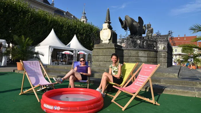 Zwei Tage lang dauert der erste Klagenfurter Sommermarkt am Neuen Platz, der am Donnerstag in der Früh gestartet ist. Rund um den Wasser spuckenden Lindwurm findet man ein Eisstanderl, Getränke, eine Kindersandkiste und zwei Kinderplanschbecken nebst Palmen, Sonnenblumen und einigen Ständen, bei denen es auch sommerliches Gewand gibt. Ein weiß-durchsichtiges Klavier lädt Pasanten zum Spielen ein.