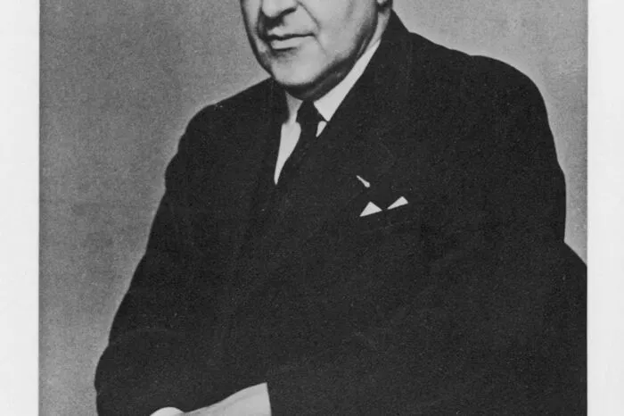 Victor Franz Hess (1883-1964) wies 1912 von einem Fesselballon aus einen Anstieg der ionisierenden Strahlung nach. "Für die Entdeckung der kosmischen Strahlung" erhielt er 1936 den Nobelpreis. Er teilte sich die Auszeichnung mit dem US-Physiker Carl David Anderson, der für die Entdeckung des Positrons" geehrt wurde.