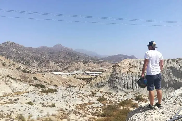 Derzeit umrundet der 36-Jährige, der damit dem Vanlife-Trend folgt, mit allerhand Kamera-Equipment die Insel Kreta...
