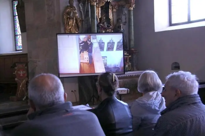 Über eine große Videowand konnten die Besucher das Geschehen mit den beiden Künstlern auf der Orgelempore mitverfolgen.