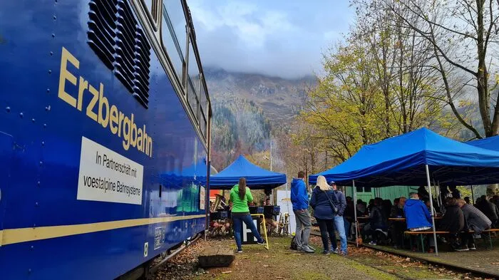 Mit der Themenfahrt "Sturm und Maroni am Erzberg" wurde beim Verein Erzbergbahn die Saison beendet. Schon einige Monate vorher zeichnete sich diese Themenfahrt wieder als die besucherstärkste der Saison ab.