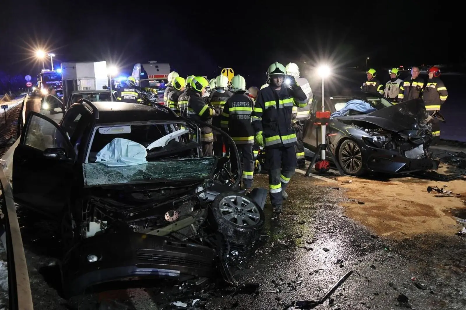 Schwerer Unfall: Fünf Verletzte nach Frontalkollision auf der B 114